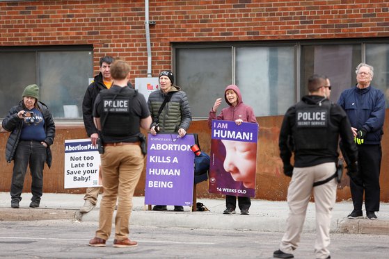 카멀라 해리스 미국 부통령이 미네소타주 세인트폴의 한 임신 중절 클리닉을 방문한 지난 14일(현지시간) 해당 클리닉 밖에서 일부 시민이 낙태 반대 시위를 벌이고 있다. 로이터=연합뉴스