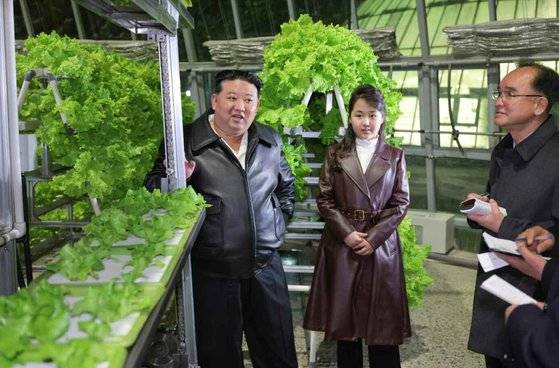 김정은 북한 국무위원장이 지난 15일 강동종합온실 준공 및 조업식에 딸 김주애와 참석한 모습. 노동신문. 뉴스1.