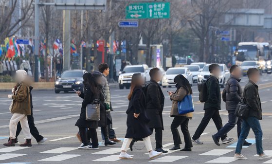 일본 임금 6% 하락할 때 한국 157% 상승…“한국 대기업 100만원 받을 때 중소기업 57만원 받아”