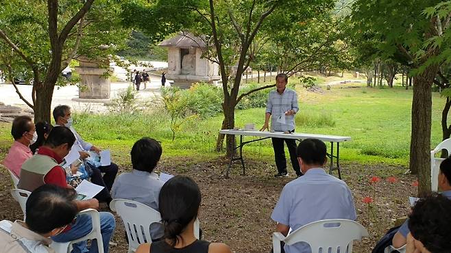 ▲화순 운주사에서 시 쓰기에 대해 강의하는 박노식 시인. 사진 : 본인 제공