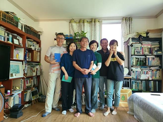 ▲'시인 문병란의 집'에 찾아온 문학 팬들과 함께 기념 촬영한 장면. 사진 : 본인 제공