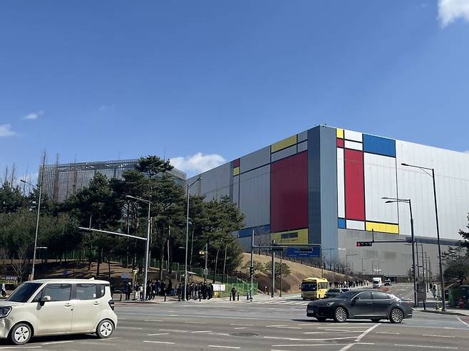 삼성전자 북쪽 정문의 모습. 공사가 한창일 때는 서로 어깨가 부딪칠 만큼 사람이 많았다고 한다. 박시온 기자