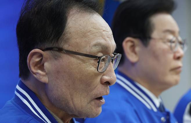 더불어민주당 선거대책위원회 상임공동선대위원장을 맡은 이해찬 전 대표(왼쪽)가 13일 여의도 당사에서 열린 중앙선거대책회의에서 발언을 하고 있다. [제공=연합뉴스]