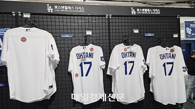 17일 MLB 서울시리즈 스페셜 게임이 열린 서울 고척스카이돔 인근 MLB 슈퍼스토어에서 오타니 쇼헤이의 셔츠에 완판됐다는 스티커가 붙어 있다. 김지한 기자