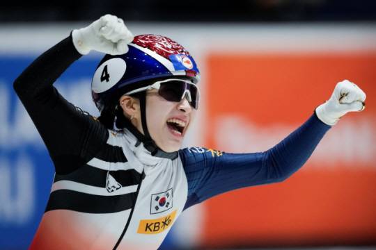 김길리가 16일(한국시간) 네덜란드 로테르담의 아호이 아레나에서 열린 2024 ISU 쇼트트랙스피드스케이팅 세계선수권대회 여자 1500m 결승에서 1위를 확정한 뒤 세리머니를 하고 있다. AP뉴시스