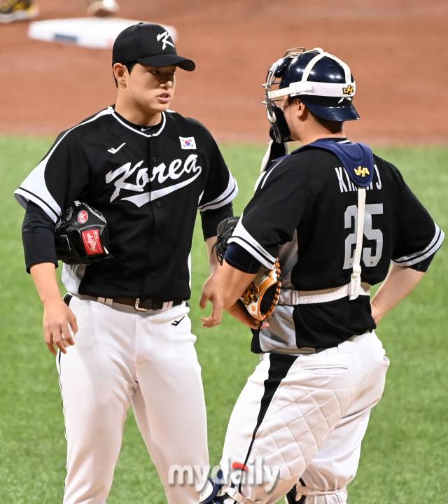 2024년 3월 17일 서울 구로구 고척스카이돔에서 열린 '메이저리그 월드투어 서울시리즈 2024' 스페셜 매치 팀 코리아와 샌디에이고 파드리스의 경기, 1회말 무사 1,2루 팀 코리아 문동주와 김형준이 대화를 나누고 있다./고척 = 유진형 기자 zolong@mydaily.co.kr