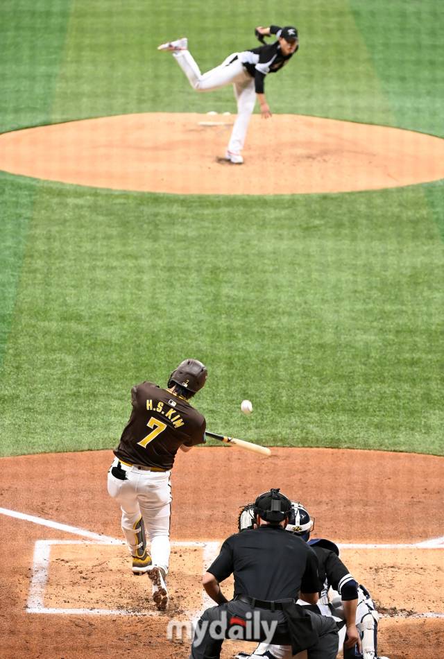 2024년 3월 17일 서울 구로구 고척스카이돔에서 열린 '메이저리그 월드투어 서울시리즈 2024' 스페셜 매치 팀 코리아와 샌디에이고 파드리스의 경기, 1회말 1사 만루 샌디에이고 김하성이 타격을 하고 있다./고척 = 유진형 기자 zolong@mydaily.co.kr