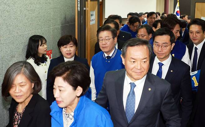 이재명 더불어민주당 대표가 17일 서울 국회 의원회관에서 열린 의원총회를 마치고 밖으로 나서고 있다. [연합]