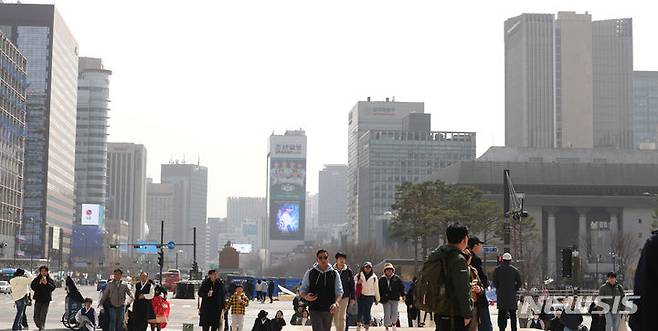 [서울=뉴시스] 김명원 기자 = 올봄 첫 황사가 관측된 17일 서울 종로구 경복궁 월대에서 관광객들이 경복궁으로 들어서고 있다. 기상청은 이날 "낮 12시 기준 황사가 북서풍을 타고 이동하며 중부지방에 황사가 관측되는 지역이 있다"며 "그 밖의 지역에서도 미세먼지 농도가 높아지고 있다"고 전했다. 2024.03.17. kmx1105@newsis.com