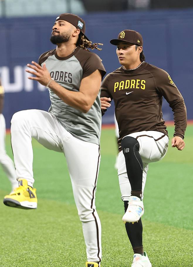 16일 서울 고척 스카이돔에서 페르난도 타티스 주니어와 함께 몸을 푸는 김하성. 연합뉴스