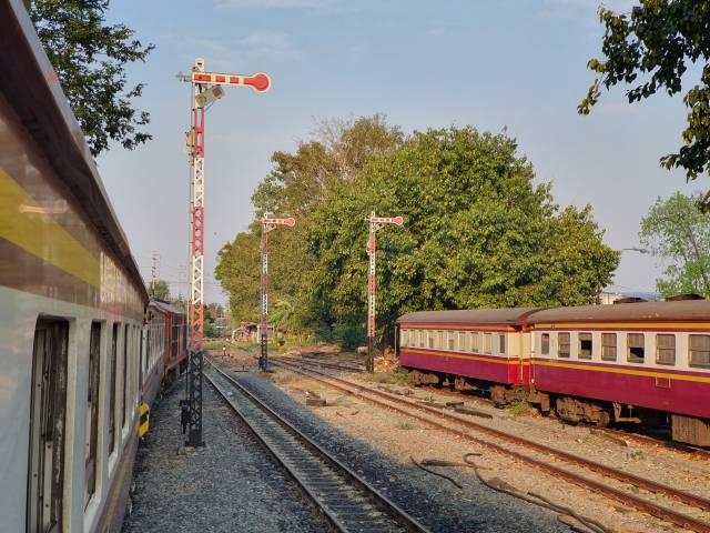 ▲톤부리역 선로 마다 설치되어 있는 완목식 출발신호기 중 3개가 보인다. ⓒ박흥수