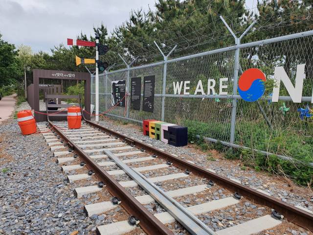 ▲강원도 고성군 송지호 공원 동해북부선 기념 조성물에 설치된 과거 한국철도에서 사용됐던 완목식 신호기 ⓒ박흥수