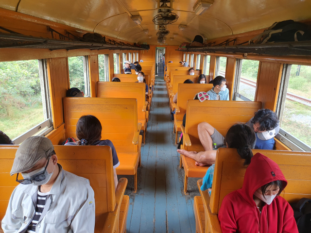 ▲방콕 톤부리발 남톡행 257열차의 나무로 만들어진 객실은 시간을 거슬러 올라가는 듯한 느낌을 주었다. ⓒ박흥수