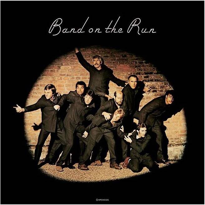 폴 매카트니 앤 윙스 "밴드 온 더 런" 앨범 커버 / 힙노시스