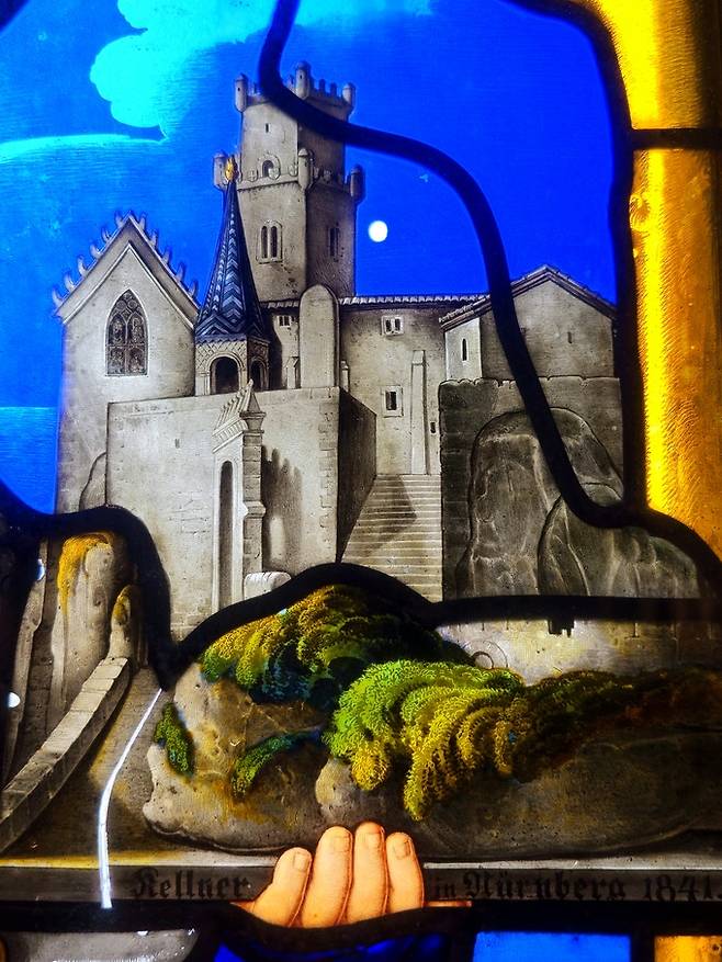 스테인드글라스에 담긴 페나궁전 교회.