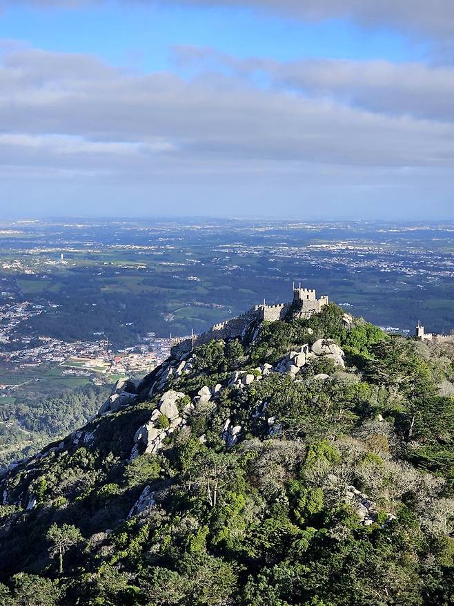 페나궁전에서 본 무어인의 성.