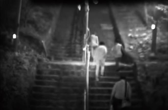 CCTV에 촬영된 피의자들과 이들을 따라가는 피해자 ⓒKBS 뉴스 캡처