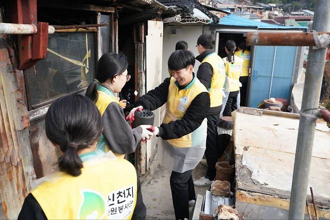 신천지자원봉사단 진주지부 회원들이 지역 내 소외계층가정에 연탄나눔봉사를 실시하고 있는 모습. 사진제공ㅣ신천지자원봉사단