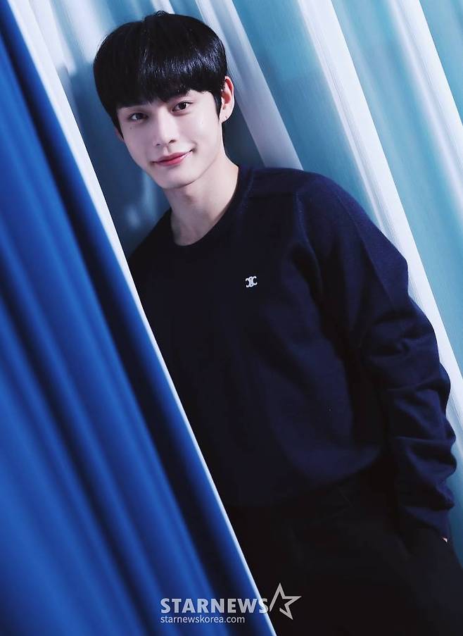 그룹 제로베이스원(ZEROBASEONE) 김지웅이 서울 종로구 스타뉴스 사옥에서 진행된 '2023 아시아 아티스트 어워즈 인 필리핀'(2023 Asia Artist Awards IN THE PHILIPPINES, 이하 2023 AAA) 수상 인터뷰에 앞서 포즈를 취하고 있다.  제로베이스원은 '2023 AAA'에서 AAA 신인상, AAA 베스트 뮤지션상을 수상했다.  제로베이스원은 지난해 7월 데뷔한 이후 지금까지 국내 유력 시상식에서 신인상 9관왕을 포함, 총 15개 트로피를 들어올렸다. /사진=김창현