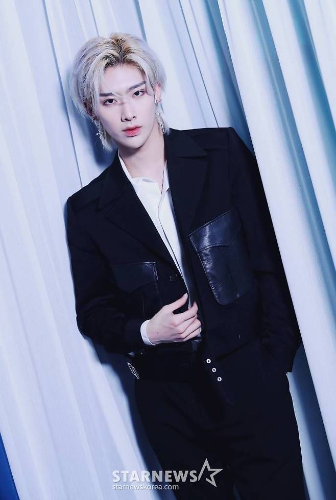 그룹 제로베이스원(ZEROBASEONE) 리키가 서울 종로구 스타뉴스 사옥에서 진행된 '2023 아시아 아티스트 어워즈 인 필리핀'(2023 Asia Artist Awards IN THE PHILIPPINES, 이하 2023 AAA) 수상 인터뷰에 앞서 포즈를 취하고 있다.  제로베이스원은 '2023 AAA'에서 AAA 신인상, AAA 베스트 뮤지션상을 수상했다.  제로베이스원은 지난해 7월 데뷔한 이후 지금까지 국내 유력 시상식에서 신인상 9관왕을 포함, 총 15개 트로피를 들어올렸다. /사진=김창현