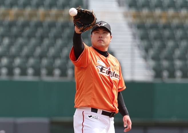 한화 이글스 좌완투수 류현진이 17일 부산 사직야구장에서 열린 2024 신한 SOL Bank KBO리그 롯데 자이언츠와의 시범경기에 선발 등판했다. 류현진은 1회말에 이어 2회말도 실점 없이 마무리했으나 3회말 2점을 헌납했다. 4회말과 5회말을 무실점으로 틀어막으면서 승리투수 요건을 충족했다. 최종 성적은 5이닝 6피안타 무사사구 6탈삼진 2실점이다.