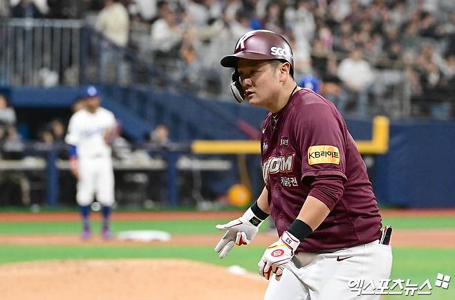 17일 서울 구로구 고척스카이돔에서 열린 메이저리그 월드투어 서울시리즈 2024 스페셜 매치 키움 히어로즈와 LA 다저스의 경기, 키움 최주환이 4회말 1사 2루서 1타점 적시타를 친 뒤 기뻐하고 있다. 고척, 김한준 박지영 기자