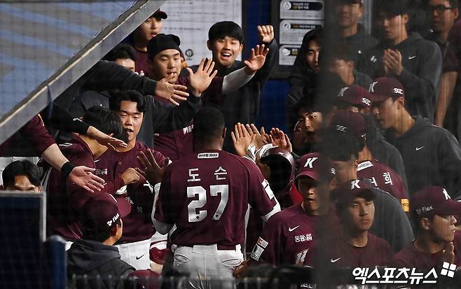 17일 서울 구로구 고척스카이돔에서 열린 메이저리그 월드투어 서울시리즈 2024 스페셜 매치 키움 히어로즈와 LA 다저스의 경기, 4회말 1사 2루 키움 도슨이 최주환의 1타점 적시타때 득점에 성공한 후 더그아웃에서 하이파이브를 하고 있다. 고척, 김한준 박지영 기자