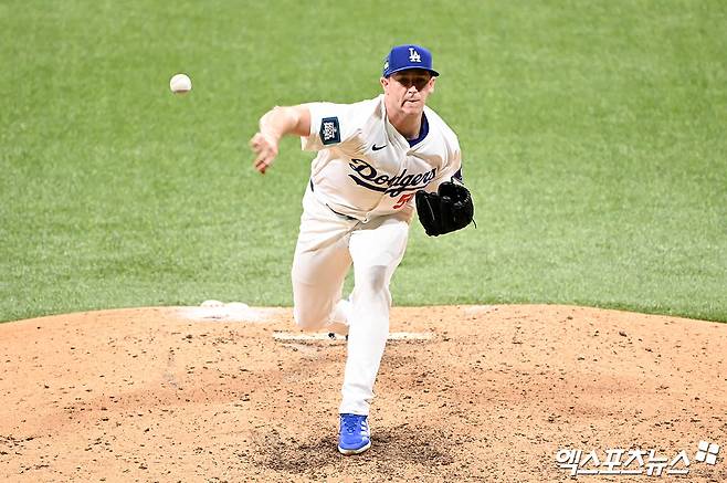 17일 서울 구로구 고척스카이돔에서 열린 메이저리그 월드투어 서울시리즈 2024 스페셜 매치 키움 히어로즈와 LA 다저스의 경기, 7회말 LA 에반 필립스가 역투하고 있다. 고척, 김한준 박지영 기자