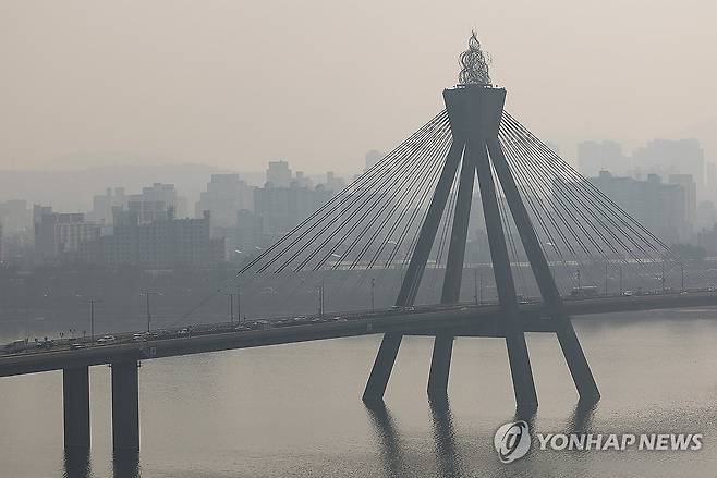 뿌옇게 보이는 올림픽대교 (서울=연합뉴스) 김성민 기자 = 초미세먼지 농도가 '나쁨'을 기록한 14일 오전 서울 송파구 올림픽대교 인근이 뿌옇게 보이고 있다. 2024.3.14 ksm7976@yna.co.kr