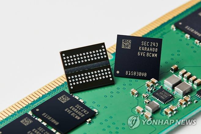 삼성전자, 12나노급 16Gb DDR D램 [삼성전자 제공. 재판매 및 DB 금지]