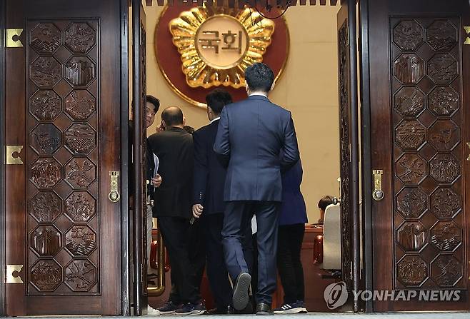 더불어민주당 비공개 의원총회 (서울=연합뉴스) 신준희 기자 = 더불어민주당 의원들이 29일 국회에서 열리는 의원총회에 들어가고 있다. 2024.2.29 hama@yna.co.kr