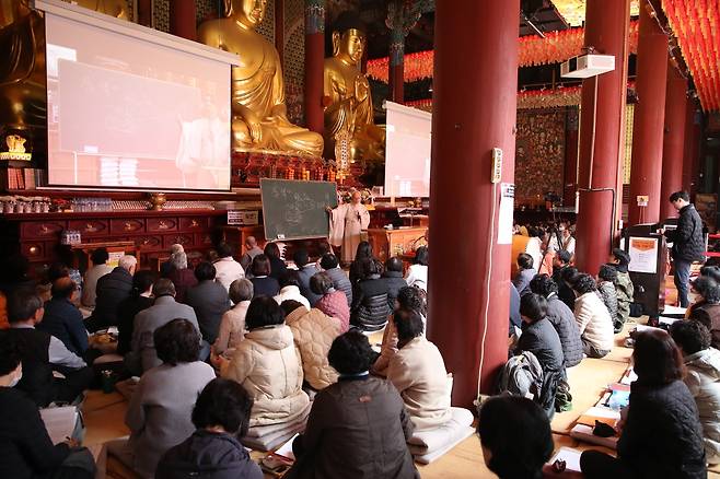 설법하는 진우스님 (서울=연합뉴스) 대한불교조계종 총무원장 진우스님이 17일 서울 종로구 소재 조계사 대웅전에서 '선명상으로 찾는 마음의 평안'을 주제로 설법하고 있다. 2024.3.17 [대한불교조계종 제공. 재판매 및 DB 금지]