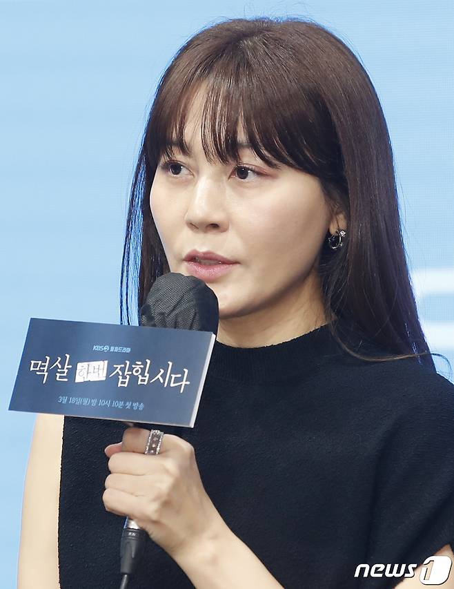 배우 김하늘이 18일 서울 구로구 더세인트에서 열린 KBS 2TV 새 월화드라마 '멱살 한번 잡힙시다' 제작발표회에서 인사말을 하고 있다. ‘멱살 한번 잡힙시다’는 나쁜 놈들 멱살 잡는 기자(김하늘 분)와 나쁜 놈들 수갑 채우는 강력팀 형사(연우진 분)가 연이어 터진 살인사건을 함께 추적하며 거대한 소용돌이에 빠지는 멜로 추적 스릴러이다. 2024.3.18/뉴스1 ⓒ News1 권현진 기자