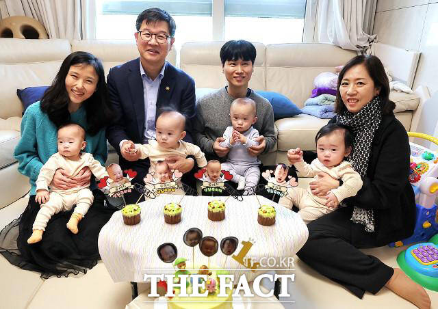 '차관 부부'인 이기일 보건복지부 제1차관(왼쪽 두번째)과 신영숙 여성가족부 차관이 15일 첫돌을 맞은 네쌍둥이 가족을 방문해 축하했다. /차지혜 씨 SNS
