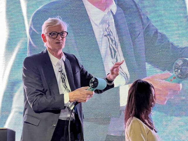 다이슨의 창업자이자 수석 엔지니어인 제임스 다이슨이 18일 서울 성수동에서 열린 '다이슨 슈퍼소닉 뉴럴 헤어드라이어' 출시 간담회 무대에 올라 세계 최초로 한국에서 제품을 공개했다. (사진=지디넷코리아 신영빈 기자)