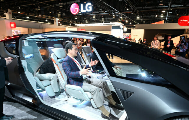 조주완 LG전자 CEO가 지난 1월 9일(현지시간) 미국 라스베이거스에서 열린 CES 2024에서 LG전자의 미래 모빌리티 콘셉트 '알파블'을 시연하고 있다.(사진=LG전자)