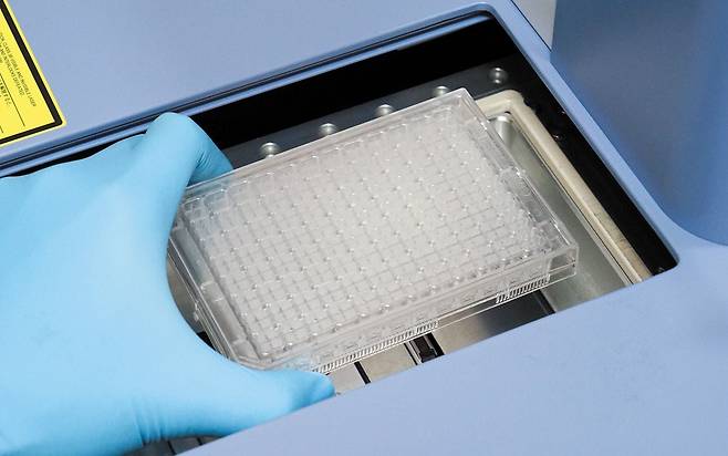 고속 대량 스크리닝(High Throughput Screening)에 최적화된 인체 조직칩 플랫폼. 실제 신약개발에 사용할 수 있다.