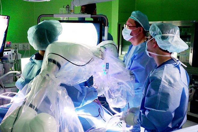 대구 구병원에서 2024년 3월 12일 진행된 담낭 제거 수술에 협동로봇을 활용한 복강경 수술보조 솔루션이 투입되어 임무를 수행하고 있다./두산로보틱스 제공