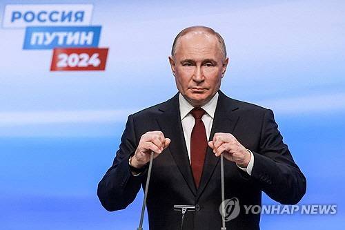 5선 뒤 기자들과 대화하는 푸틴[타스=연합뉴스]