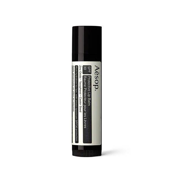 이솝 프로텍티브 립밤 SPF30 PA+ - 식물성 오일과 왁스 베이스에 무기, 유기 자외선 차단 성분을 모두 함유. 흰 왁스 제형에 신선한 시트러스 플로럴 계열 향. 5.5g 2만5천원.