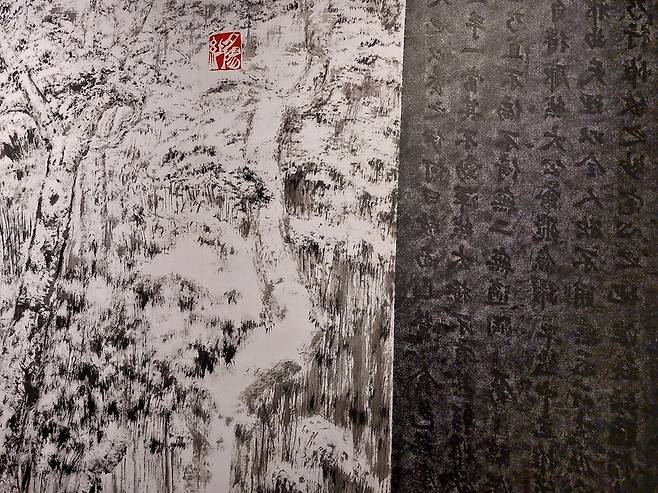 박대성 작가가 올해 초 완성한 ‘불국설경’연작의 신작 세부. 불국사 주변 소나무 숲을 깔깔한 질감으로 묘사한 그림 한쪽 끝에 뒤집어져 거꾸로 보이는 경판의 한자들이 보인다. 노형석 기자