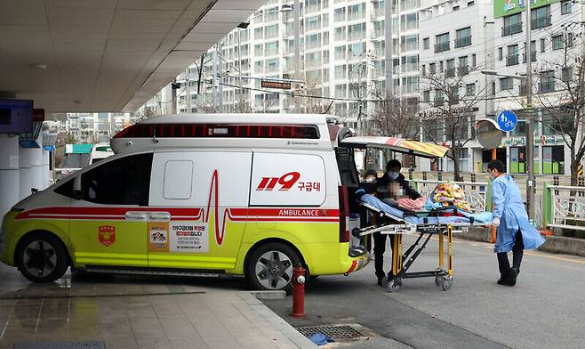 지난달 24일 오전 119구급대가 대전권 상급종합병원인 충남대병원 응급의료센터로 중증 환자를 이송하고 있다. 연합뉴스