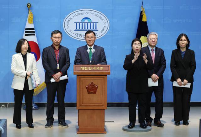 김상균(왼쪽 세 번째) 연금개혁 공론화위원회 위원장이 12일 국회 소통관에서 국회 연금개혁특별위원회 공론화위원회 의제숙의단 워크숍 주요 결과를 브리핑하고 있다. 연합뉴스