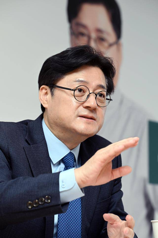 더불어민주당 서초을 후보인 홍익표 원내대표가 15일 서초동 선거사무실에서 한국일보와 인터뷰를 하며 이번 4·10 총선에 임하는 각오를 밝히고 있다. 왕태석 선임기자