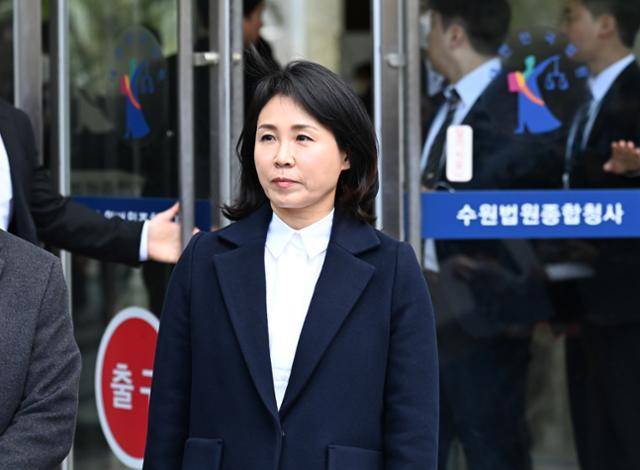 공직선거법 위반 혐의로 기소된 이재명 더불어민주당 대표의 배우자 김혜경씨가 지난달 26일 경기도 수원지방법원에서 열린 첫 재판이 끝난 뒤 법원을 나서고 있다. 뉴시스