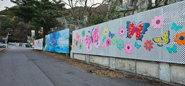 강원 속초시는 지난해 11월 설악동 외벽에 예술작품과 색채를 입혀 새롭게 단장하는 ‘설악동 미술거리’ 사업을 진행하는 등 설악동 활성화를 위한 각종 시책을 추진 중이다. 속초시 제공