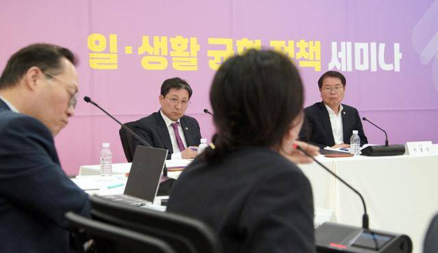 이정식(오른쪽) 고용노동부 장관과 이성희(왼쪽) 차관이 18일 오후 서울 중구 서울고용노동청에서 열린 일·생활 균형 정책 세미나에서 참석자 발언을 듣고 있다. 고용노동부 제공