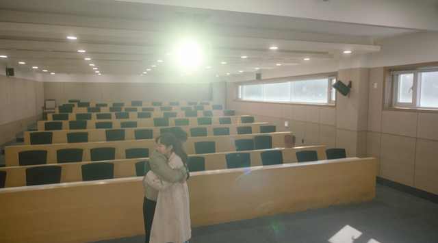 '효심이네 각자도생' 유이가 하준과 재회했다. 유이는 눈물을 흘리며 하준을 그리워했던 마음을 드러냈다. KBS2 캡처