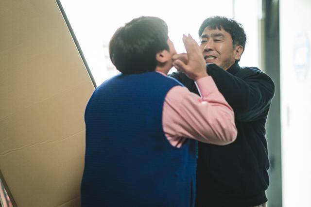 '닭강정'은 의문의 기계에 들어갔다가 닭강정으로 변한 딸 민아(김유정)를 되돌리기 위한 아빠 선만(류승룡)과 그녀를 짝사랑하는 백중(안재홍)의 신계(鷄)념 코믹 미스터리 추적극이다. 넷플릭스 제공