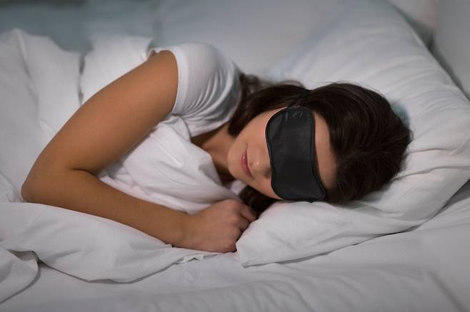 잠자리 주변 소음을 없애고 온도, 조명을 안락하게 하는 등 수면위생을 실천하면 불면증 예방에 도움이 될 수 있다​./사진=클립아트코리아